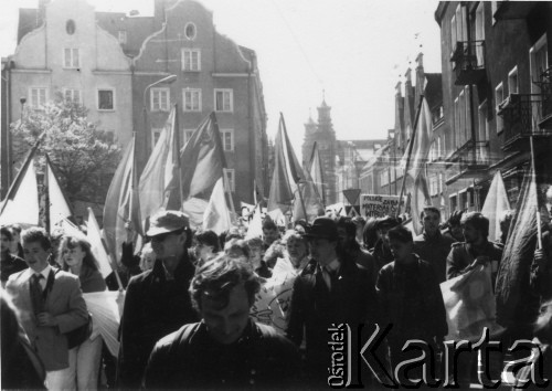 1.05.1989, Gdańsk, Polska.
Manifestacja solidarnościowa z udziałem działaczy Federacji Młodzieży Walczącej, z przodu w kapeluszu Krzysztof Knap.
Fot. NN, Archiwum Federacji Młodzieży Walczącej, zbiory Ośrodka KARTA