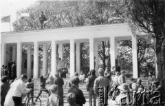 1.05.1989, Gdańsk, Polska.
Plac Zebrań Ludowych, rozbicie festynu zorganizowanego przez władze. 
Fot. NN, Archiwum Federacji Młodzieży Walczącej, zbiory Ośrodka KARTA