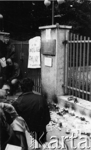 8.06.1989, Gdańsk, Polska.
Manifestacja przed konsulatem Chin w związku z masakrą na Placu Niebiańskiego Spokoju w Pekinie w dniu 4 czerwca 1989 roku.
Fot. NN, Archiwum Federacji Młodzieży Walczącej, zbiory Ośrodka KARTA