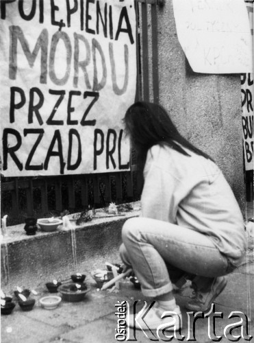 Po 4.06.1989, Gdańsk, Polska.
Protest wobec masakry na Placu Niebiańskiego Spokoju w Pekinie w dniu 4 czerwca 1989 roku. Dziewczyna zapala znicz przed konsulatem Chin.
Fot. NN, Archiwum Federacji Młodzieży Walczącej, zbiory Ośrodka KARTA