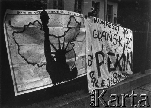 Po 4.06.1989, Gdańsk, Polska.
Transparenty w związku z masakrą na Placu Niebiańskiego Spokoju w Pekinie w dniu 4 czerwca 1989 roku.
Fot. NN, Archiwum Federacji Młodzieży Walczącej, zbiory Ośrodka KARTA