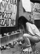 Po 4.06.1989, Gdańsk, Polska.
Protest wobec masakry na Placu Niebiańskiego Spokoju w Pekinie w dniu 4 czerwca 1989 roku. Dziewczyna zapala znicz przed konsulatem Chin.
Fot. NN, Archiwum Federacji Młodzieży Walczącej, zbiory Ośrodka KARTA