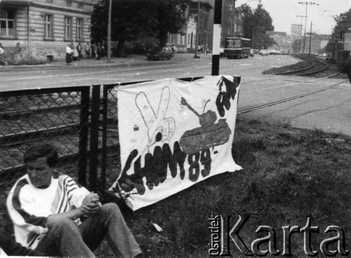 Po 4.06.1989, Gdańsk, Polska.
Transparent Federacji Młodzieży Walczącej dotyczący masakry na Placu Niebiańskiego Spokoju w Pekinie w dniu 4 czerwca 1989 roku.
Fot. NN, Archiwum Federacji Młodzieży Walczącej, zbiory Ośrodka KARTA