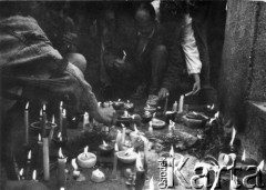 Po 4.06.1989, Gdańsk, Polska.
Palenie zniczy w celu uczczenia pamięci ofiar masakry na Placu Niebiańskiego Spokoju w Pekinie w dniu 4 czerwca 1989 roku.
Fot. NN, Archiwum Federacji Młodzieży Walczącej, zbiory Ośrodka KARTA