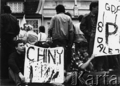 8.06.1989, Gdańsk, Polska.
Manifestacja przed konsulatem Chin w związku z masakrą na Placu Niebiańskiego Spokoju w Pekinie w dniu 4 czerwca 1989 roku.
Fot. NN, Archiwum Federacji Młodzieży Walczącej, zbiory Ośrodka KARTA