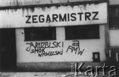 1988-1989, Gdańsk, Polska.
Akcje Grup Wykonawczych Federacji Młodzieży Walczącej Region Gdańsk. Napis na budynku - siedzibie zegarmistrza: 