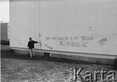 1988-1989, Gdańsk, Polska.
Akcje Grup Wykonawczych Federacji Młodzieży Walczącej Region Gdańsk. Mężczyzna przy napisie na ścianie bloku: 