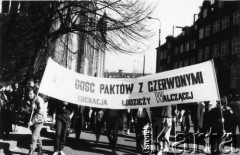 3.05.1990, Gdańsk, Polska.
Manifestacja gdyńskiej Federacji Młodzieży Walczącej. Demonstranci niosą transparent: 