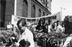 3.05.1990, Gdańsk, Polska.
Manifestacja gdyńskiej Federacji Młodzieży Walczącej pod kościołem św. Brygidy. W głębi od lewej: Piotr Wysokiński (Soczek), Dariusz Tłoczyński (Toku), Mariusz Roman (Powstaniec), Robert Licbarski (Piona), Krzysztof Knap.
Fot. NN, Archiwum Federacji Młodzieży Walczącej, zbiory Ośrodka KARTA