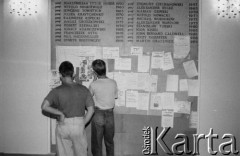 Maj 1990, Gdańsk, Polska.
Strajk Niezależnego Zrzeszenia Studentów Politechniki Gdańskiej i Akademii Wychowania Fizycznego w Gdańsku. Studenci politechniki przed tablicą informacyjną.
Fot. NN, Archiwum Federacji Młodzieży Walczącej, zbiory Ośrodka KARTA