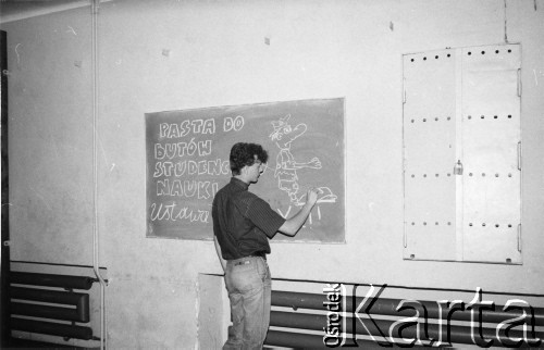 Maj 1990, Gdańsk, Polska.
Strajk studentów Politechniki Gdańskiej, przy tablicy Robert Kwiatek.
Fot. NN, Archiwum Federacji Młodzieży Walczącej, zbiory Ośrodka KARTA.