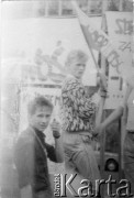 2-10.05.1988, Gdańsk, Polska.
Czesław Mil (na dole) i Andrzej Duffek przy bramie Stoczni Gdańskiej im. Lenina podczas strajku.
Fot. NN, Archiwum Federacji Młodzieży Walczącej, zbiory Ośrodka KARTA
