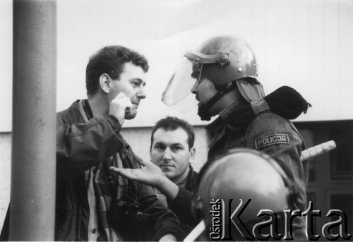 1990, Gdańsk, Polska.
Robert Kwiatek w rozmowie z policjantem.
Fot. NN, Archiwum Federacji Młodzieży Walczącej, zbiory Ośrodka KARTA