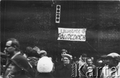 Lata 80., Gdańsk, Polska.
Ludzie wychodzący z kościoła pw. św. Brygidy, powyżej wisi transparent: 