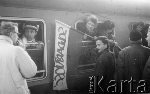 Koniec lat 80., Gdańsk, Polska.
Uczestnicy manifestacji na stacji kolejowej.
Fot. NN, Archiwum Federacji Młodzieży Walczącej, zbiory Ośrodka KARTA.