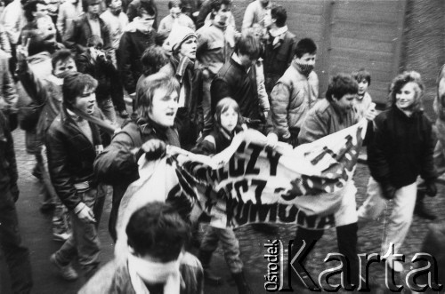 Koniec lat 80., Gdańsk, Polska.
Niezależna manifestacja, demonstranci z transparentem.
Fot. NN, Archiwum Federacji Młodzieży Walczącej, zbiory Ośrodka KARTA.