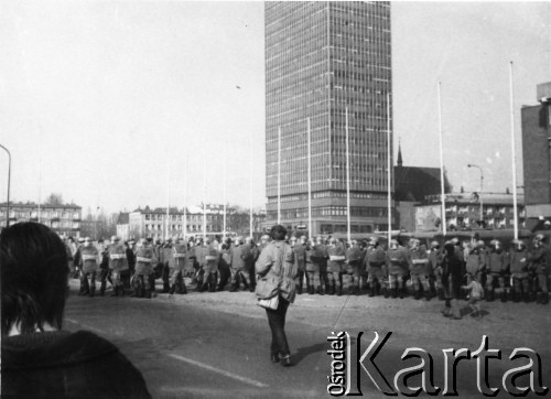 Koniec lat 80., Gdańsk, Polska.
Funkcjonariusze ZOMO na ulicy.
Fot. NN, Archiwum Federacji Młodzieży Walczącej, zbiory Ośrodka KARTA.