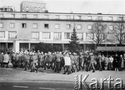 Koniec lat 80., Gdańsk, Polska.
Funkcjonariusze ZOMO na ulicy.
Fot. NN, Archiwum Federacji Młodzieży Walczącej, zbiory Ośrodka KARTA.