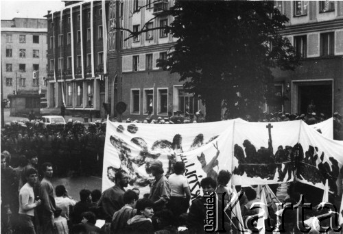 Lata 80., Gdańsk, Polska.
Niezależna manifestacja, tłum z transparentami, na przeciwko kordon milicjantów.
Fot. NN, Archiwum Federacji Młodzieży Walczącej, zbiory Ośrodka KARTA