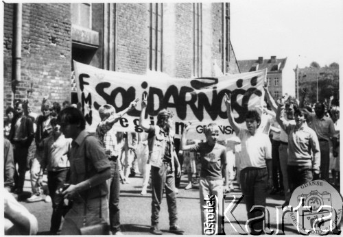 Koniec lat 80., Gdańsk, Polska.
Manifestacja z udziałem Federacji Młodzieży Walczącej.
Fot. NN, Archiwum Federacji Młodzieży Walczącej, zbiory Ośrodka KARTA