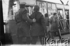 Koniec lat 80., Gdańsk, Polska.
Młodzi mężczyźni prowadzeni przez milicjantów. Zdjęcie wykonane prawdopodobnie po manifestacji.
Fot. NN, Archiwum Federacji Młodzieży Walczącej, zbiory Ośrodka KARTA