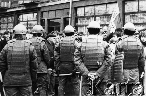 Koniec lat 80., Gdańsk, Polska.
Kordon ZOMO podczas manifestacji.
Fot. NN, Archiwum Federacji Młodzieży Walczącej, zbiory Ośrodka KARTA