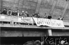 Koniec lat 80., Gdańsk, Polska.
Hala Olivia, wiec przeciwko budowie elektrowni jądrowej w Żarnowcu. Widoczne transparenty: 