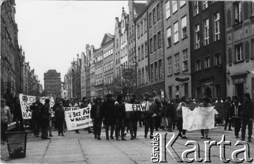 1989, Gdańsk, Polska.
Ulica Długa, manifestacja z udziałem Federacji Młodzieży Walczącej przeciwko budowie elektrowni jądrowej w Żarnowcu.
Fot. NN, Archiwum Federacji Młodzieży Walczącej, zbiory Ośrodka KARTA