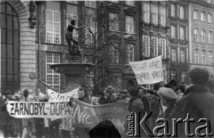 1989, Gdańsk, Polska.
Manifestacja na ulicy Długi Targ z udziałem Federacji Młodzieży Walczącej przeciwko budowie elektrowni jądrowej w Żarnowcu.
Fot. NN, Archiwum Federacji Młodzieży Walczącej, zbiory Ośrodka KARTA