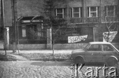 11.11.1988, Gdańsk, Polska.
Transparenty na ogrodzeniu VII Liceum Ogólnokształcącego im. Józefa Wybickiego.
Fot. NN, Archiwum Federacji Młodzieży Walczącej, zbiory Ośrodka KARTA
