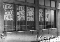 27.11.1989, Gdynia, Polska.
Protest wobec budowy elektrowni jądrowej w Żarnowcu. Rozpoczął się 16 listopada 1989 roku pikietą na terenie terminala kontenerowego. 20 listopada część protestujących rozpoczęła głodówkę. Na zdjęciu napis w oknie budynku: 