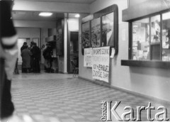 27.11.1989, Gdynia, Polska.
Protest wobec budowy elektrowni jądrowej w Żarnowcu. Rozpoczął się 16 listopada 1989 roku pikietą na terenie terminala kontenerowego. 20 listopada część protestujących rozpoczęła głodówkę. Na zdjęciu widoczne transparenty we wnętrzu budynku.
Fot. NN, Archiwum Federacji Młodzieży Walczącej, zbiory Ośrodka KARTA