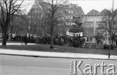 Koniec lat 80., Gdańsk, Polska.
Manifestacja Federacji Młodzieży Walczącej pod pomnikiem króla Jana III Sobieskiego.
Fot. NN, Archiwum Federacji Młodzieży Walczącej, zbiory Ośrodka KARTA