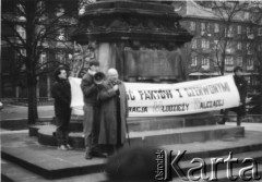 Koniec lat 80., Gdańsk, Polska.
Manifestacja gdyńskiej Federacji Młodzieży Walczącej pod pomnikiem króla Jana III Sobieskiego. Na transparencie hasło: 