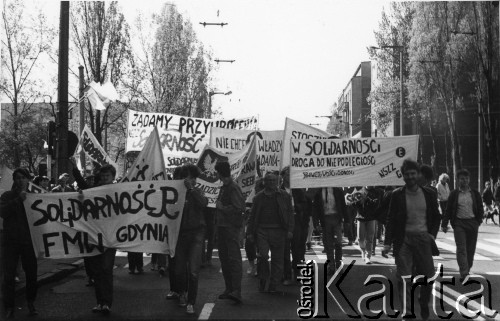 Koniec lat 80., Trójmiasto, Polska.
Manifestacja z udziałem gdyńskiej Federacji Młodzieży Walczącej, 2. z lewej Mariusz Roman.
Fot. NN, Archiwum Federacji Młodzieży Walczącej, zbiory Ośrodka KARTA