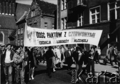 Koniec lat 80., Gdańsk, Polska.
Manifestacja gdyńskiej Federacji Młodzieży Walczącej. Na transparencie hasło: 