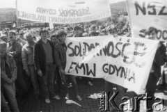 Koniec lat 80., Gdynia, Polska.
Manifestacja z udziałem gdyńskiej Federacji Młodzieży Walczącej, z przodu (w ciemnej kurtce) Mariusz Roman.
Fot. NN, Archiwum Federacji Młodzieży Walczącej, zbiory Ośrodka KARTA