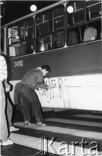 1985-1989, Kraków, Polska.
Malowanie napisu na autobusie.
Fot. NN, Archiwum Federacji Młodzieży Walczącej, zbiory Ośrodka KARTA