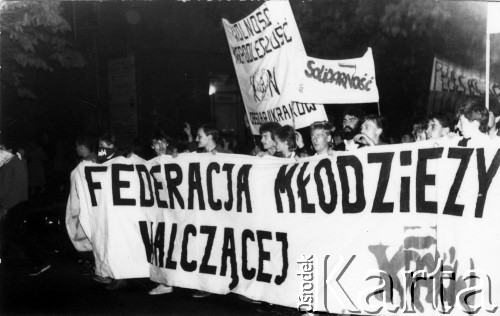 Koniec lat 80., Kraków, Polska.
Manifestacja z udziałem krakowskiej Federacji Młodzieży Walczącej.
Fot. NN, Archiwum Federacji Młodzieży Walczącej, zbiory Ośrodka KARTA