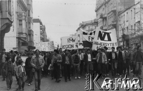 20.04.1989, Łódź, Polska.
Ogólnopolski protest studentów. Demonstranci na ulicy Piotrkowskiej, widoczne transparenty Federacji Młodzieży Walczącej i Niezależnego Zrzeszenia Studentów.
Fot. NN, Archiwum Federacji Młodzieży Walczącej, zbiory Ośrodka KARTA