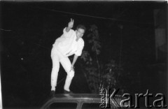Koniec lat 80., Nowy Sącz, Polska.
Tomasz Piech, działacz Federacji Młodzieży Walczącej w Nowym Sączu, na dachu samochodu. Na odwrocie zdjęcia dedykacja: 