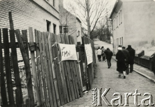 Wielkanoc 1985, Reszel, Polska.
Transparenty Federacji Młodzieży Walczącej na płocie, Wykonawcy akcji: Małgorzata Bogdanowicz (później Dziemiańczyk), Mariusz Dziemiańczyk, Tomasz Dziemiańczyk i Tadeusz Mackiewicz.
Fot. NN, Archiwum Federacji Młodzieży Walczącej, zbiory Ośrodka KARTA