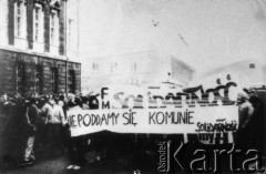 Koniec lat 80., Polska.
Niezależna manifestacja z udziałem Federacji Młodzieży Walczącej. Z przodu demonstranci z transparentem: 