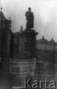 12.12.1982, Kraków, Polska.
Manifestacja Konfederacji Polski Niepodległej na Rynku Głównym, demonstranci z transparentem: 