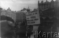 12.12.1982, Kraków, Polska.
Manifestacja Konfederacji Polski Niepodległej na Rynku Głównym, demonstranci z transparentem: 