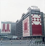 1.05.1974, Warszawa, Polska.
Obchody Święta Pracy. Budynek Hotelu Metropol przy ulicy Marszałkowskiej 99A z okolicznościowymi propagandowymi dekoracjami, między innymi napisem: 