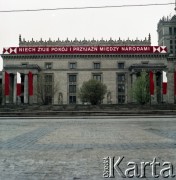 1.05.1974, Warszawa, Polska.
Obchody Święta Pracy. Pałac Kultury i Nauki z okolicznościowymi dekoracjami. Jeden z nich głosi: 