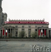 1.05.1974, Warszawa, Polska.
Obchody Święta Pracy. Pałac Kultury i Nauki z okolicznościowymi dekoracjami. Jeden z nich głosi: 