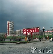 1.05.1974, Warszawa, Polska.
Obchody Święta Pracy. Budynki przy ul. Marszałkowskiej z okolicznościowymi dekoracjami i napisami: 