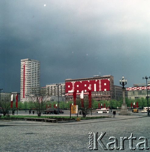 1.05.1974, Warszawa, Polska.
Obchody Święta Pracy. Budynki przy ul. Marszałkowskiej z okolicznościowymi dekoracjami i napisami: 